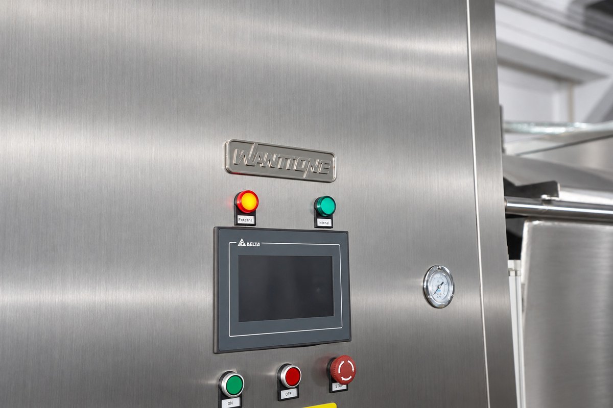 Control panel and status indicators on the horizontal dough mixer