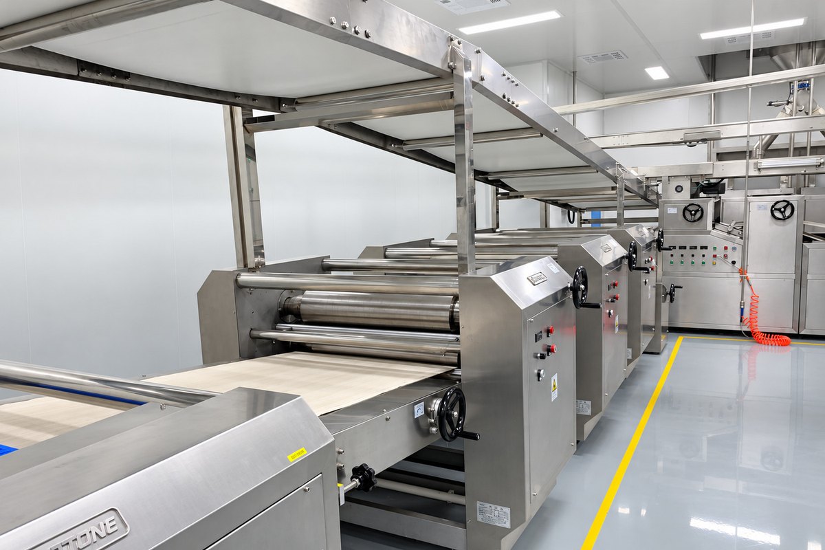 Connected dough sheeting and rotary cutting equipment for hard biscuits