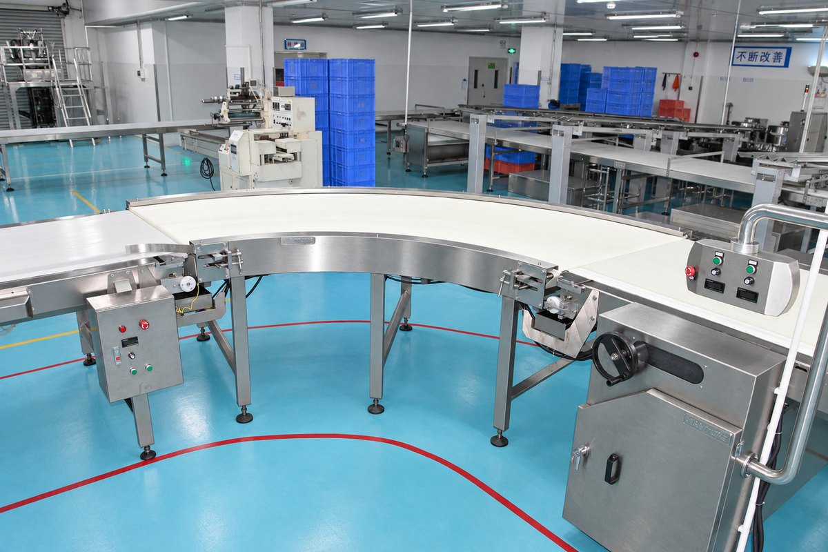 Turning conveyor connecting the biscuit handling route